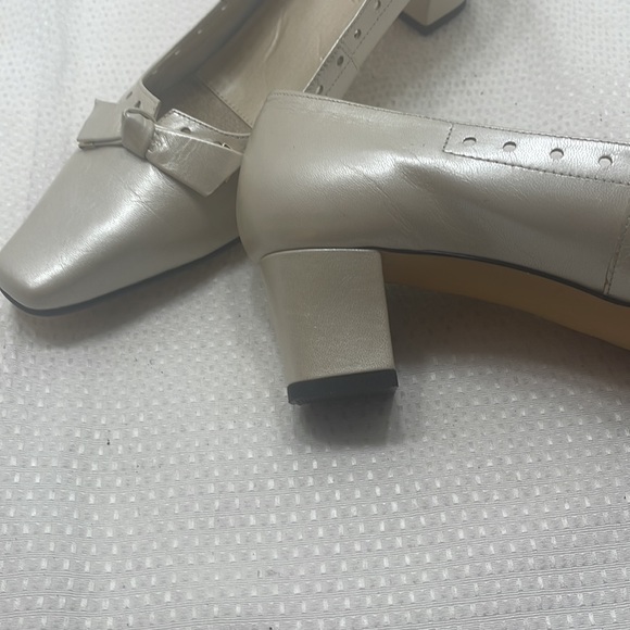 Ross Hommerson Cream Leather Pumps Size 8.5 - Picture 7 of 8